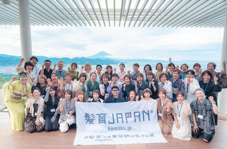 2025年5月25日　リアル勉強会in静岡 髪育のコミュニティに入り 初めてのリアル勉強会に参加。 心細さもあり 旅行気分にもなれると思い 家族にもついてきてもらいました。 つわりで体調が優れず 緊張と不安を抱えながら会場へ行くと... 握手にハグに!! 初対面とは思えない大歓迎さで とても居心地のいい場所で終始過ごせました。 髪育の先輩メンバーさん達の イキイキとした笑顔とパワフルさに これから先の自分の未来が楽しみです。 コツコツ淡々と やりたいことをやりたいだけやって 自分らしく人生生きていきましょう🌱