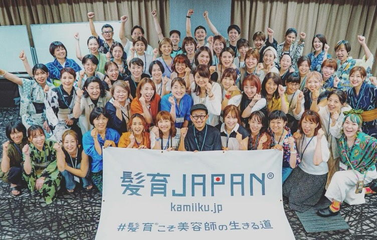 2025年8月24日　リアル勉強会in京都 今回、家族はお留守番をしてもらい 1人で京都まで。 人生初！1人一泊旅行という感覚もあり 道中もワクワクでした。 静岡のリアル勉強会では 私含め同期は2人だけの参加でしたが 京都では5人集まれたので リアルでお会いできたことに感動！ 初めて三次会まで参加することができ 先輩メンバーさん達の素顔が見れたので 親近感がとても湧き 学びと安心した気持ちにもなれました。 子供のことを全く心配しなくて済んだのも 旦那様のおかげなので感謝感謝です。 コツコツ淡々と 人生100年時代 自分の人生自分のために在りたい自分で