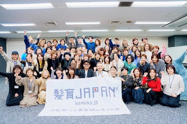 2026年２月２２日　リアル勉強会in名古屋 出産を終え 今回の会場がホームの名古屋だったので これは開運されてる!行くしかない!となり 出産前から即決でした。 集合写真ではレンズはバッチリ見えてたけど ギリギリ顔半分。 その場では氣付けないもんですね... リアルでしか味わえない氣付きは 毎回数えきれないほどなので しっかりメモをしてインプット 自分のこともアウトプット 良い循環を保ち、良い刺激をもらえてる 最幸な環境にいられて感謝です！！ コツコツ淡々と 捉え方で日常が変わる 自分のことを人に言うと書いて 自信になります